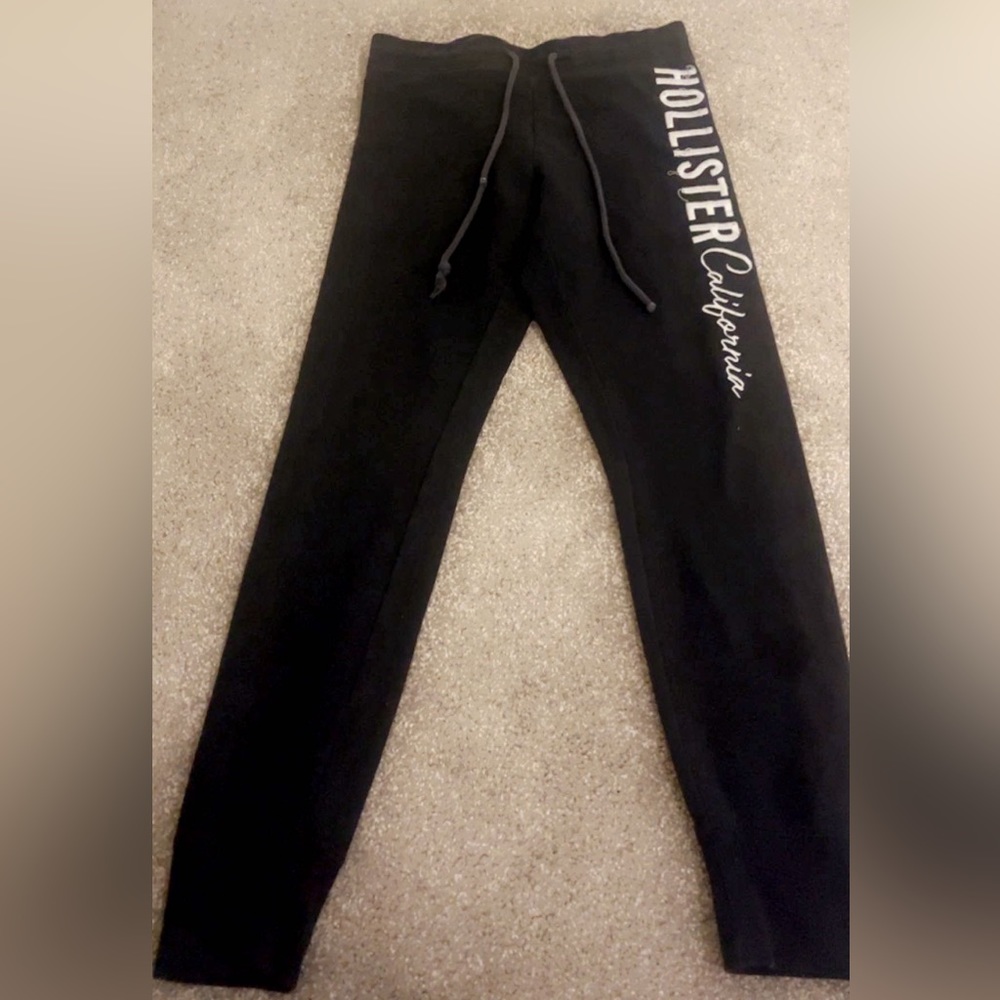 Brand : hollister , size : small , color : black and white .